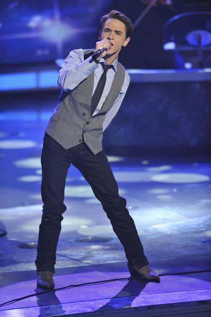 Aaron Kelly performs during Sinatra week on ‘American Idol,’ May 4, 2010