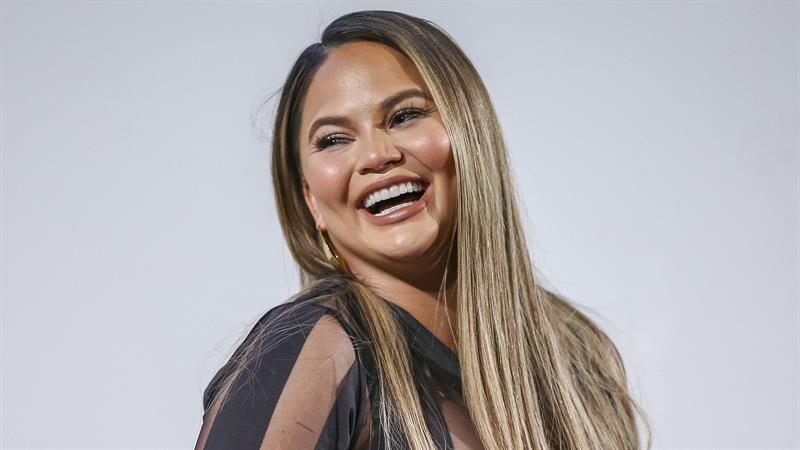 Chrissy Teigen Shuts Down Mom Shamer With A Hilarious Mic Drop Chrissy Teigen