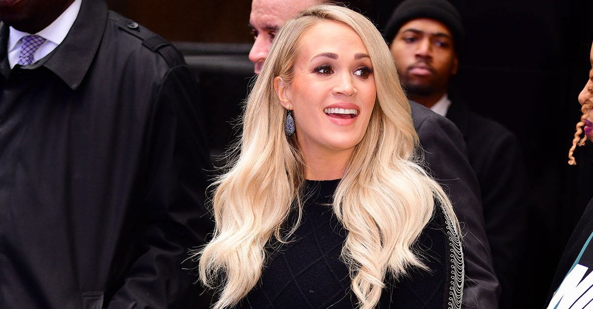 Carrie Underwood Looks Stunning As She Hits NYC In A Curve-Hugging ...