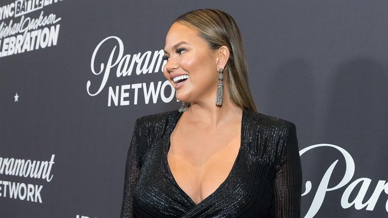 Chrissy Teigen Hilariously Blurs Out Her Bikini Body In Faux Nsfw Vacation Snap Access