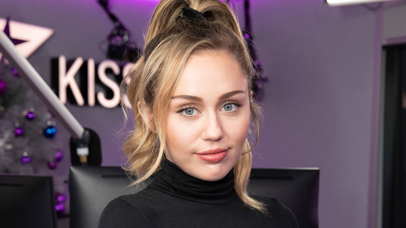 Miley Cyrus at KISS Studio on December 07, 2018 in London, England. (Photo by John Phillips/Getty Images) Miley Cyrus at KISS Studio