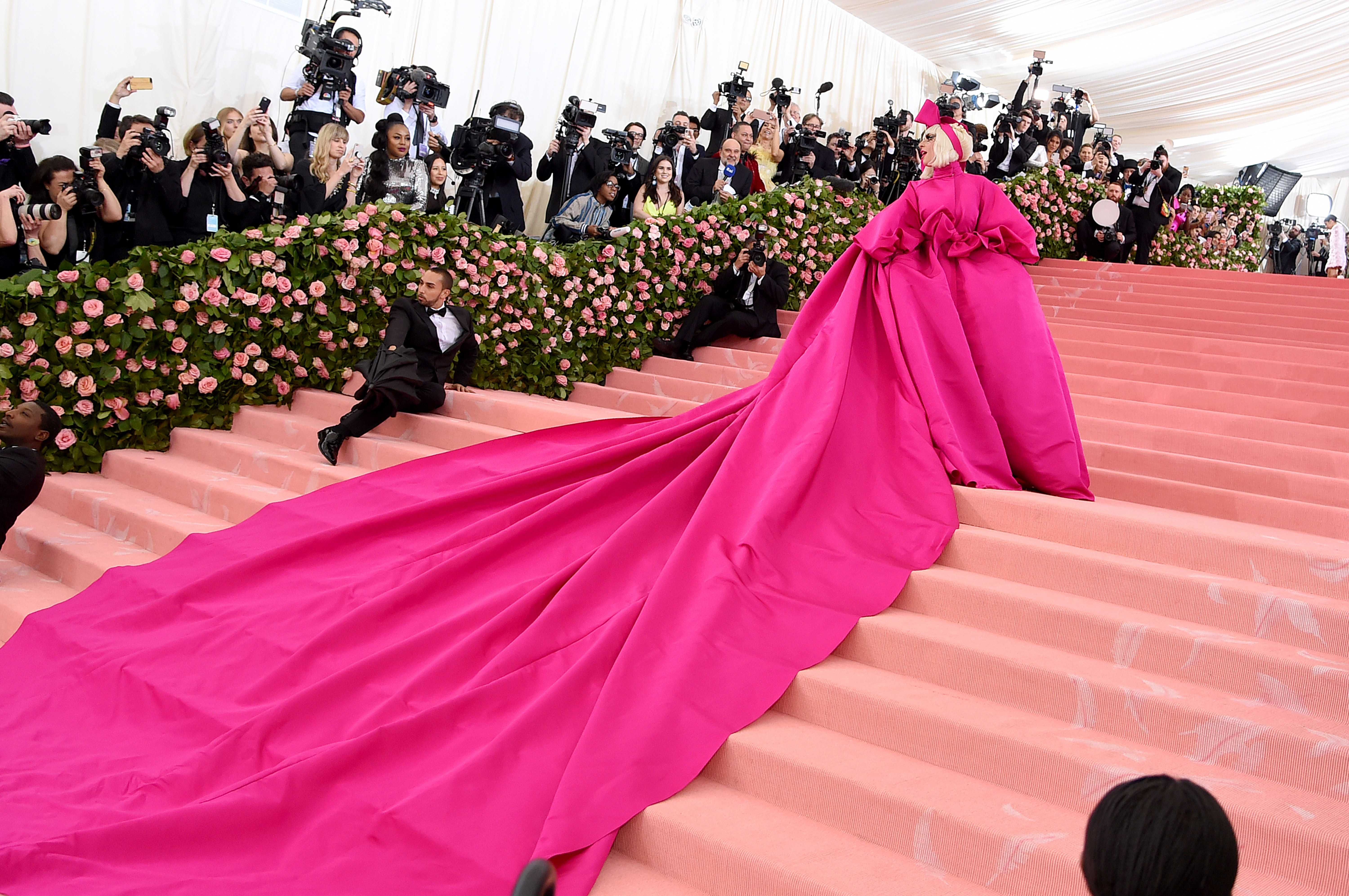 Кто надевает самый дорогой в мире костюм. Lady Gaga met Gala 2019. Мет Гала 2023 Наряды. Леди Гага Мэт Гала 2023. Леди Гага мет Гала 2022.