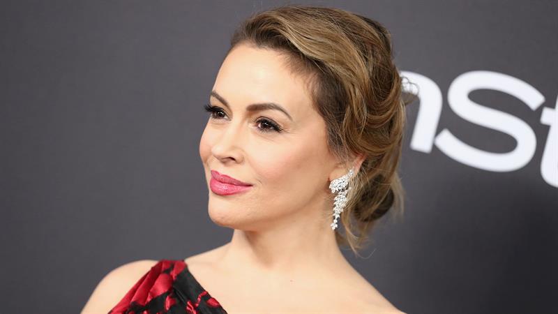 Alyssa Milano Livestreams Her Attempt To Get Inside Migrant Detention Center