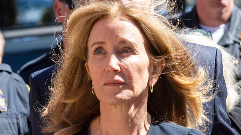 Felicity Huffman And Daughter Volunteer At Homeless Shelter Days After Prison Sentencing