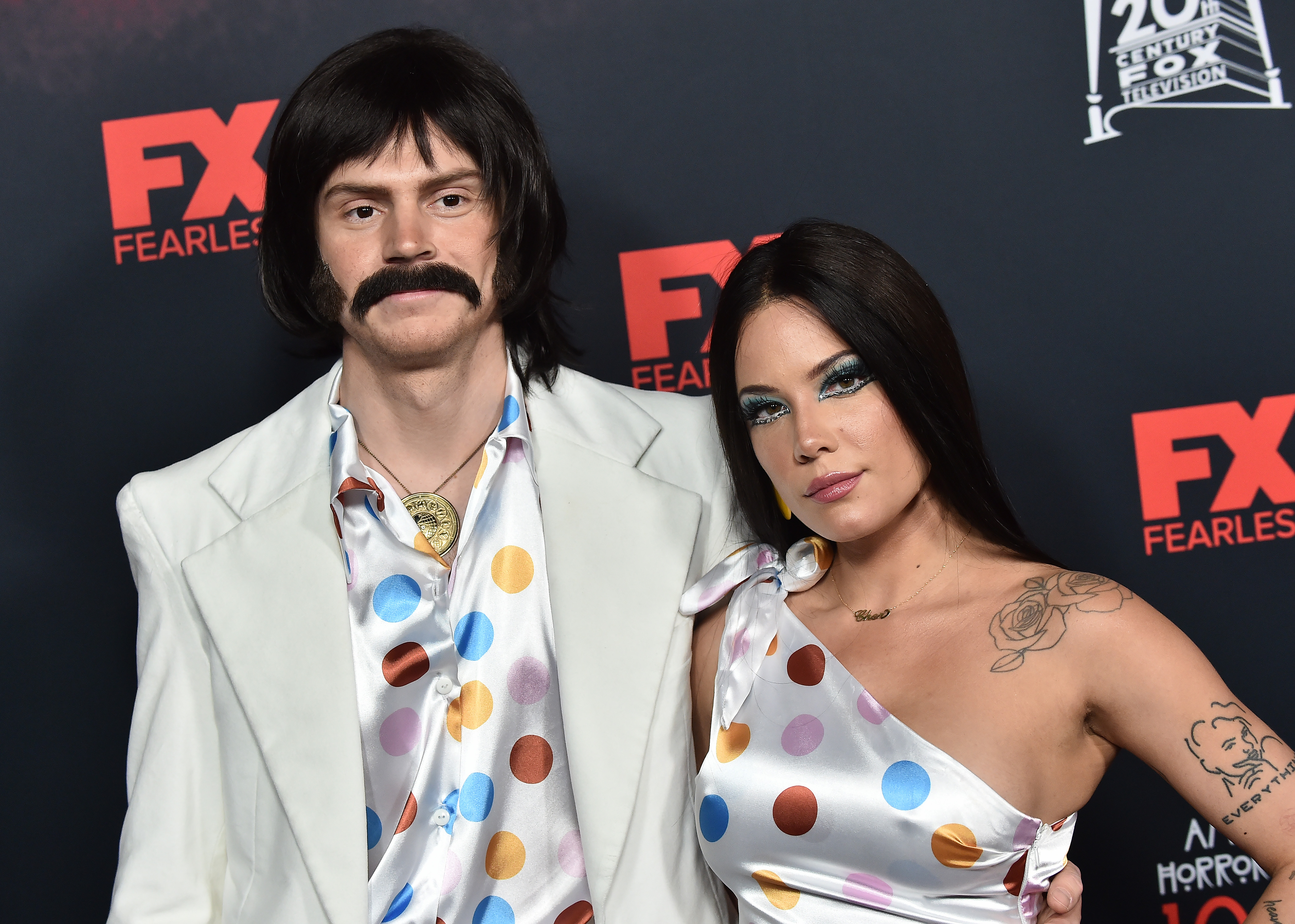 Evan Peters and Halsey Couple Up As Sonny and Cher To Make Romance Red Carpet Official ...4200 x 2998