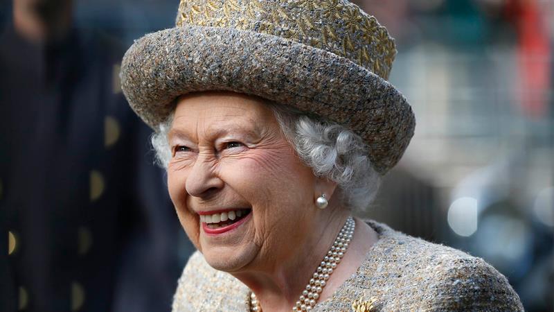 Queen Elizabeth Only Has Someone Else Do Her Makeup For ...