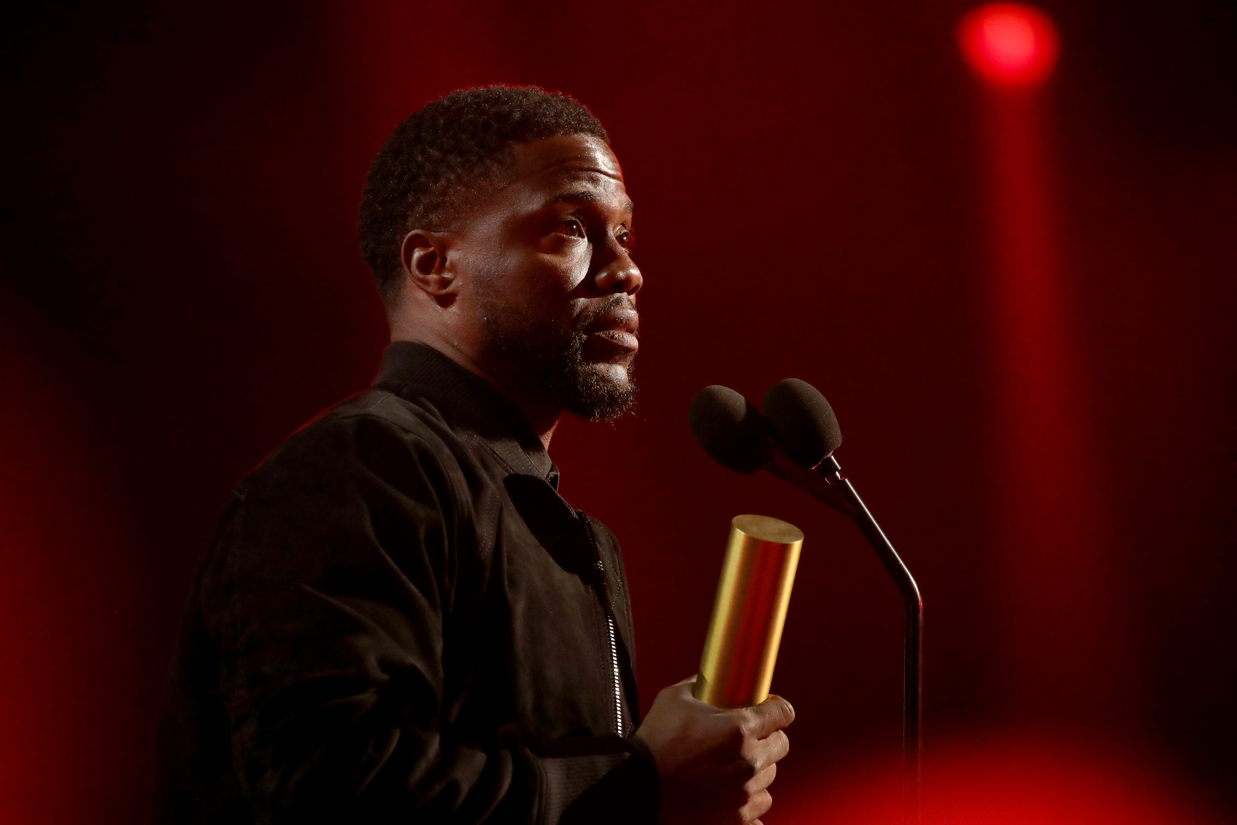 Kevin Hart Gives First Speech Since Car Crash With People S Choice Kevin Hart Gives First Speech Since Car Crash With People S Choice
