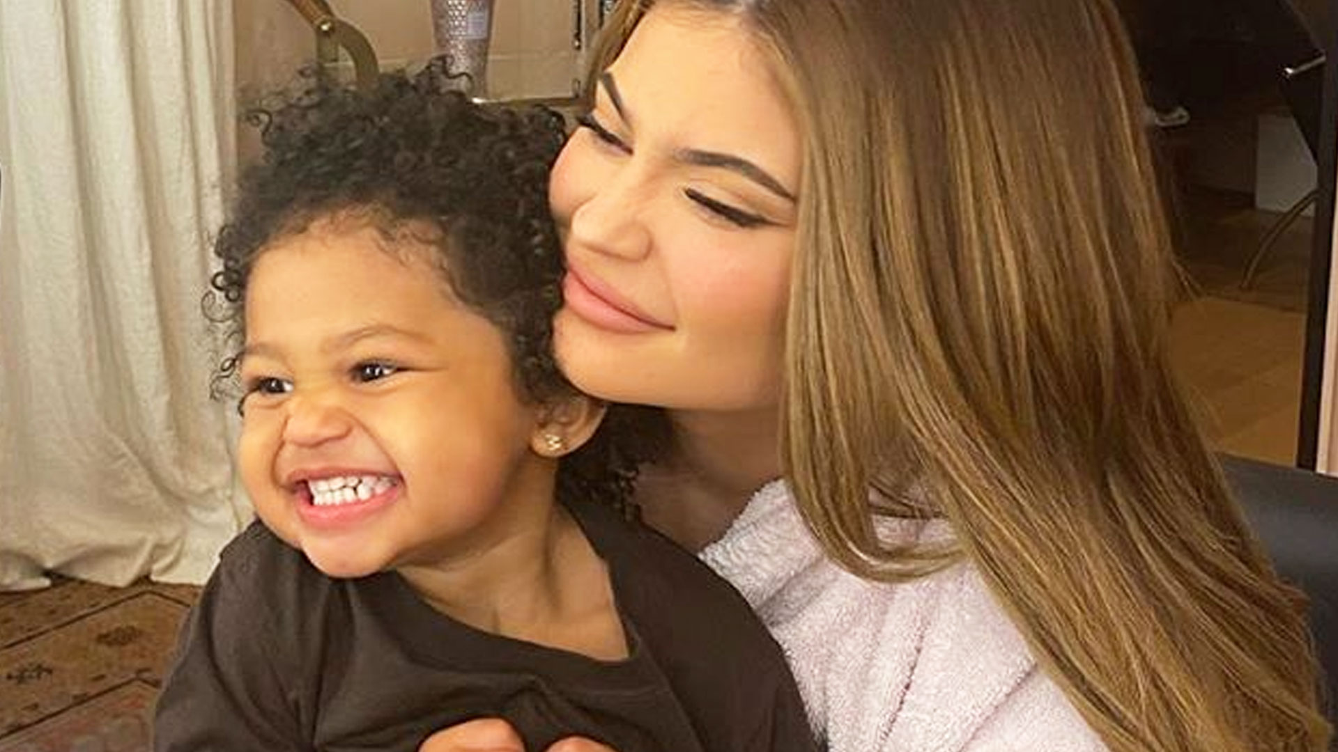 Kylie Jenner Tests Daughter Stormi's Patience In Adorable TikTok Candy(02)
