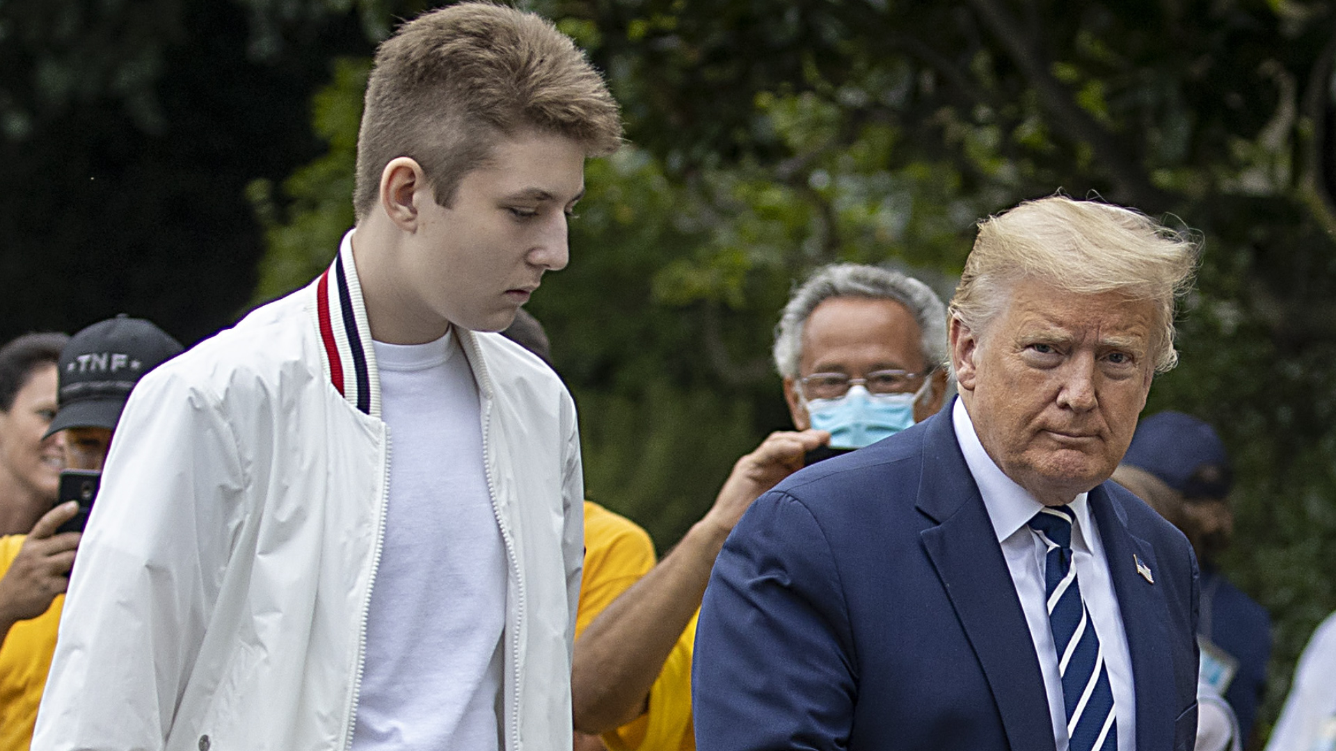 Barron Trump Looks Grown Up Towering Over Dad President Trump In Rare   200817 4216189 Barron Trump Looks Grown Up Towering Over Da 