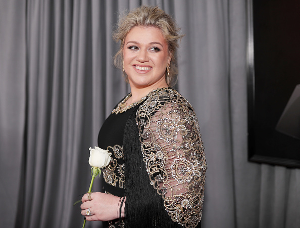 Kelly-Clarkson-Drops-Video-For-I-Dont-Think-About-You-And-It-Highlights-Her-Record-Label-Battle