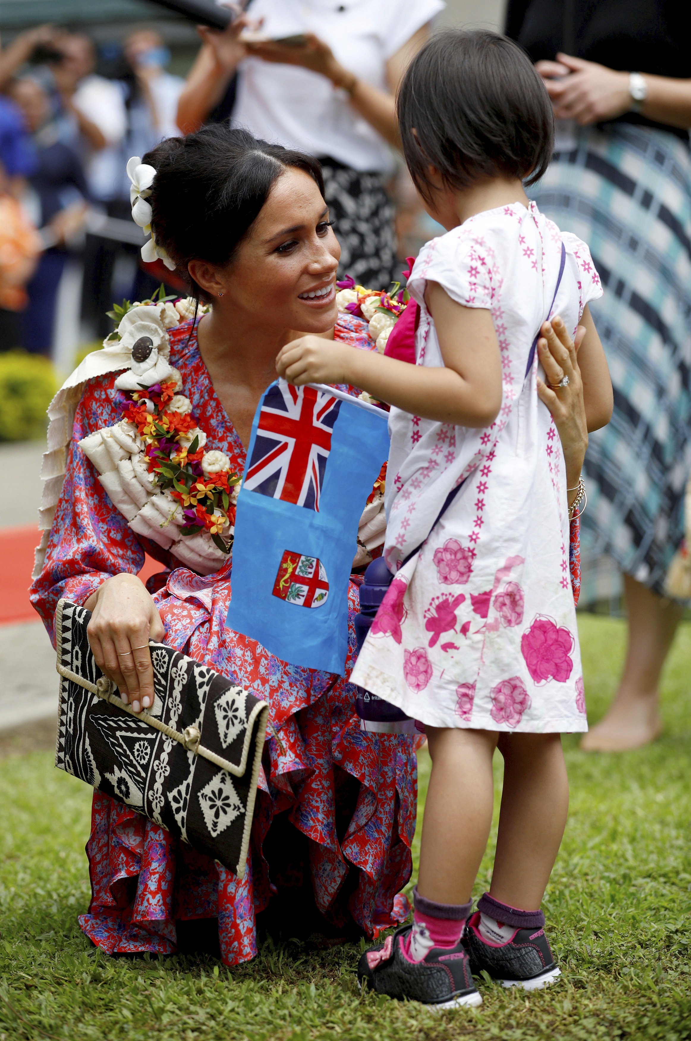 Meghan Markle Dashes Out Of Fiji Market After Huge Crowds ...