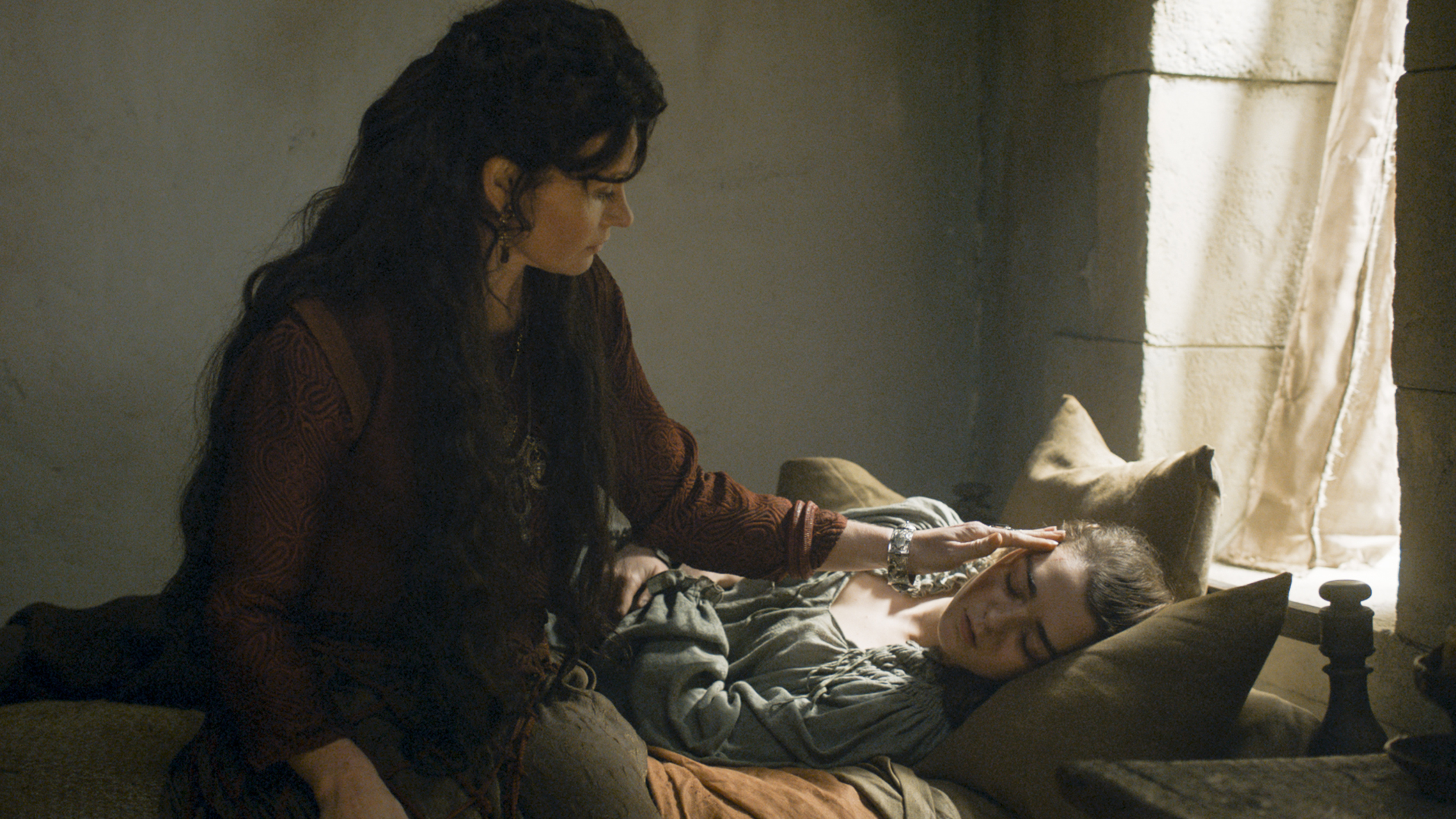 Essie Davis as Lady Crane and Maisie Williams as Arya Stark in ‘Game of Thrones’ Season 6, Episode 8