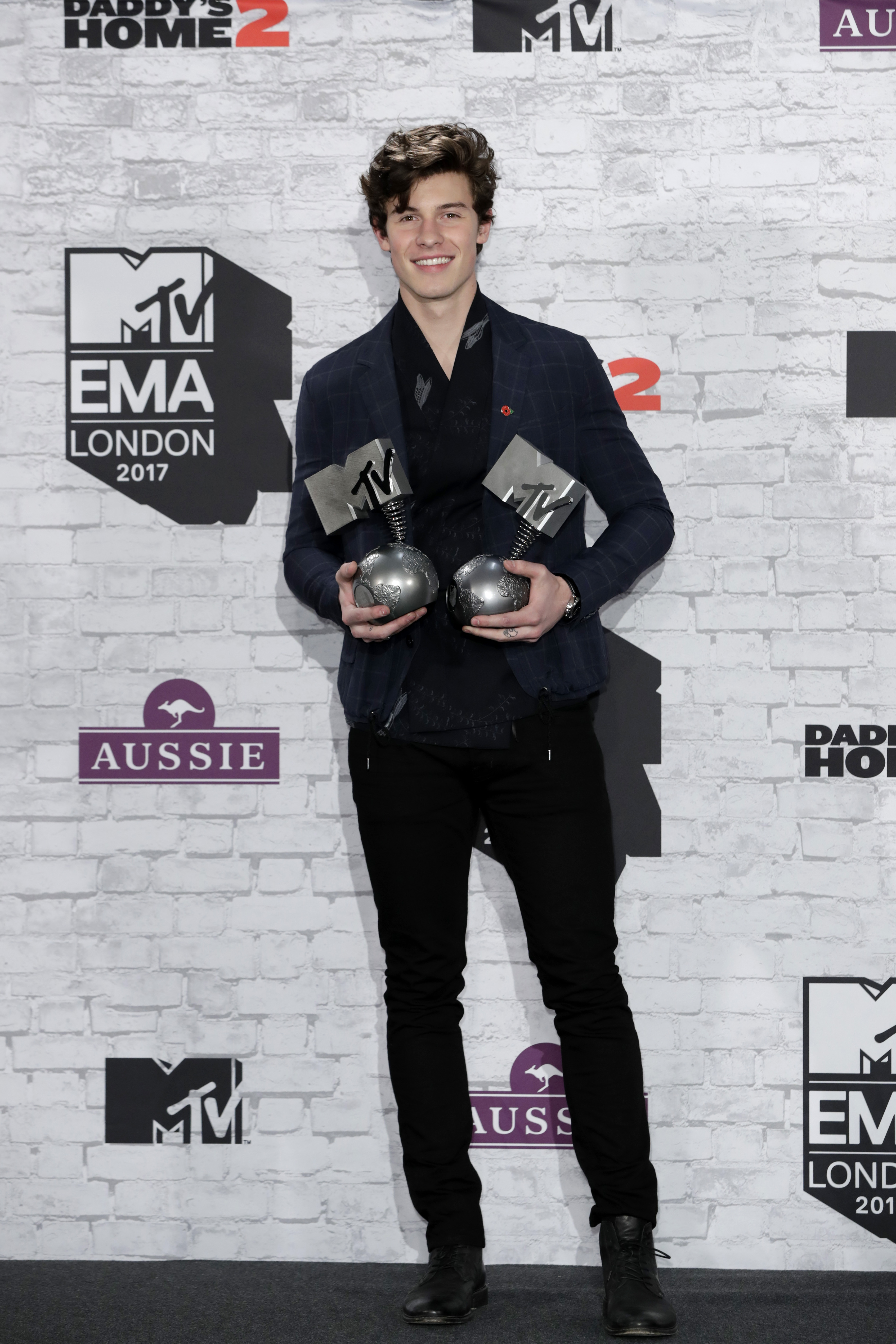Shawn Mendes Beats Taylor Swift & Ed Sheeran For Best Artist At MTV EMAs