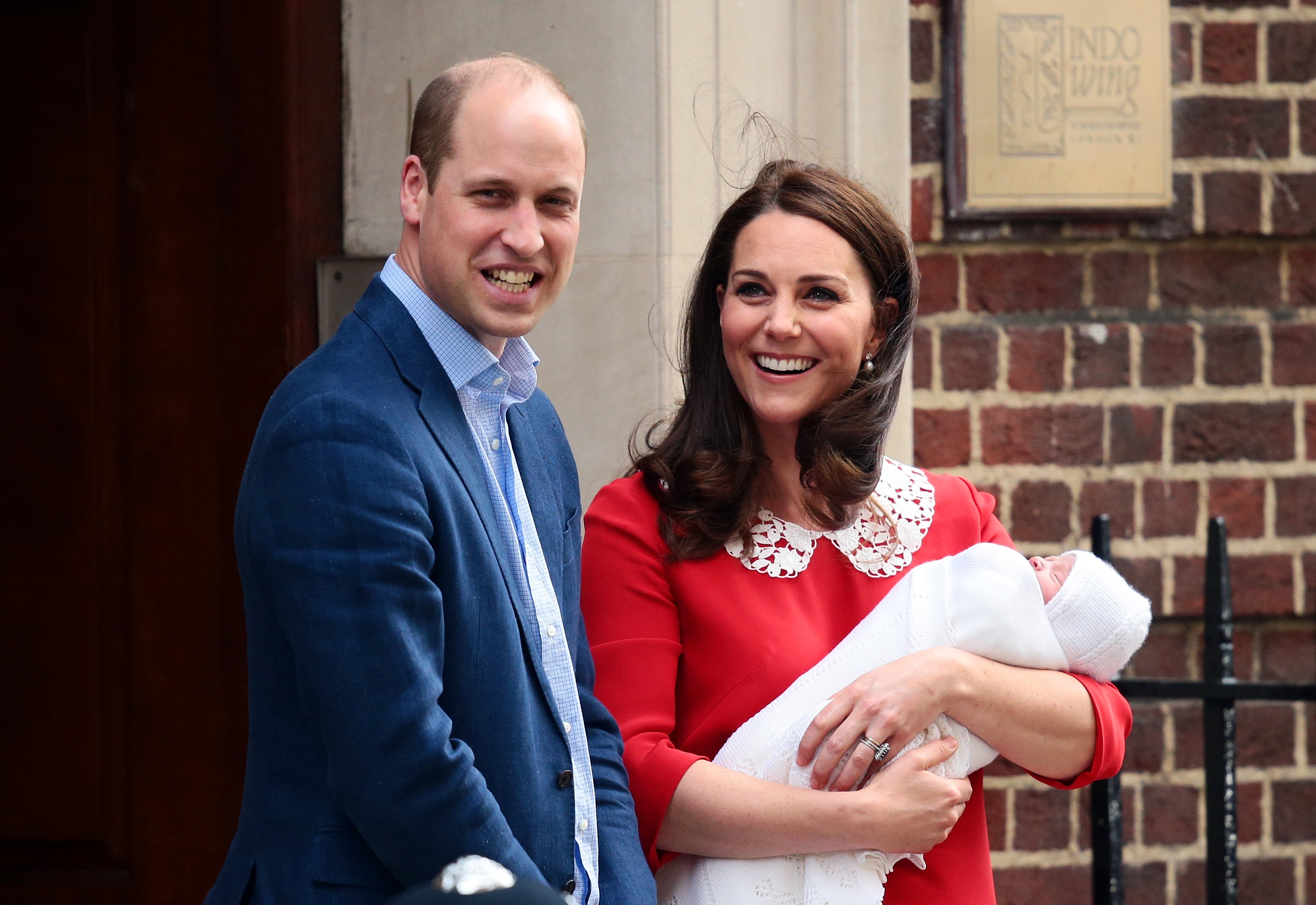 Kate-Middleton-Prince-William-Show-Royal-Baby-No.-3-To-The-World-—-See-The-Pics