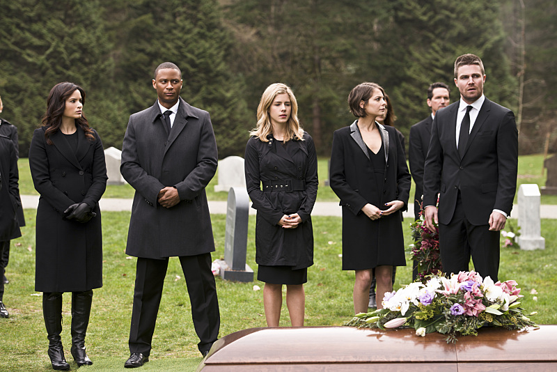 Katrina Law as Nyssa al Ghul, David Ramsey as John Diggle, Emily Bett Rickards as Felicity Smoak, Willa Holland as Thea Queen and Stephen Amell as Oliver Queen in ‘Arrow’ Season 4, Episode 19 — ‘Canary Cry’